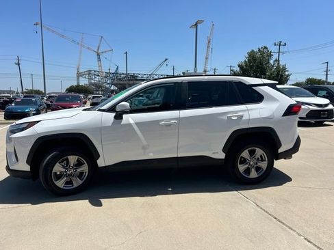 Used 2025 Toyota RAV4 XLE AWD/4WD image 7