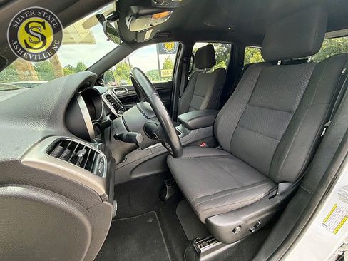 Used 2019 Jeep Grand Cherokee Laredo AWD/4WD image 12