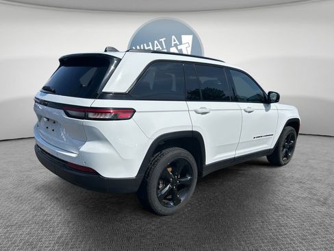 Used 2023 Jeep Grand Cherokee Altitude image 3