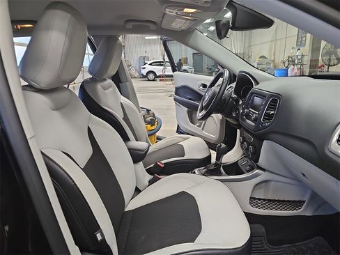 Used 2018 Jeep Compass Latitude image 10