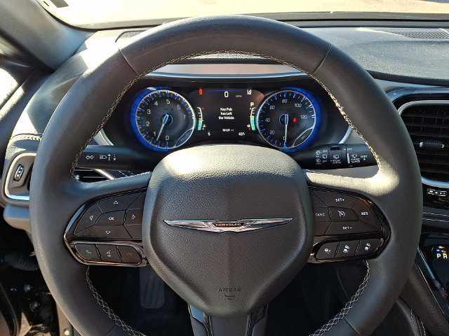 Used 2025 Chrysler Pacifica Limited FWD image 21