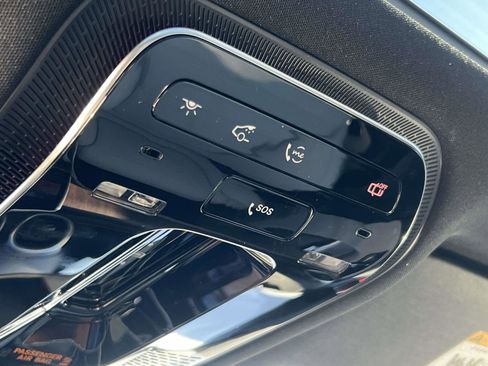 Used 2025 Mercedes-Benz GLC 300 4MATIC image 11