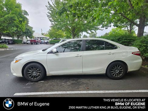 Used 2017 Toyota Camry XLE FWD image 5