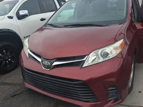 Certified 2019 Toyota Sienna LE image 1