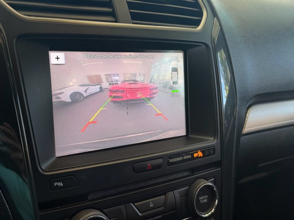 Used 2018 Ford Explorer XLT w/ Equipment Group 202A FWD image 13