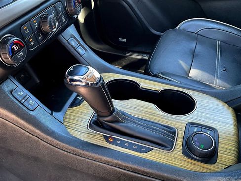 Used 2019 GMC Acadia Denali image 17