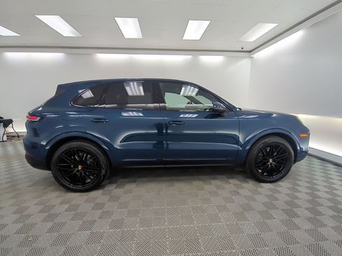 Certified 2025 Porsche Cayenne AWD/4WD image 8