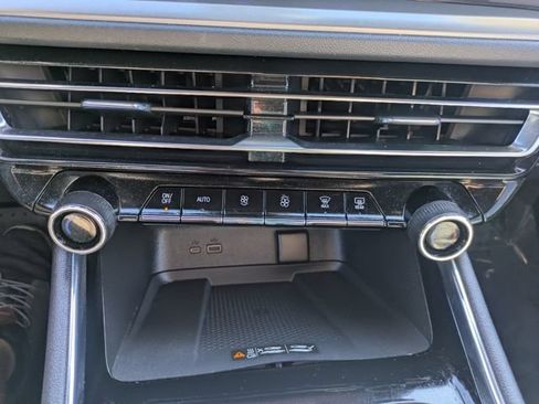 Used 2025 Chevrolet Traverse LT AWD/4WD image 28