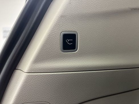 Used 2024 Chrysler Pacifica Touring-L image 30