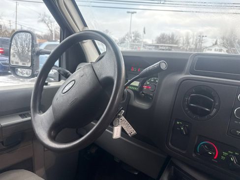 Used 2017 Ford E-450 and Econoline 450 Super Duty image 12