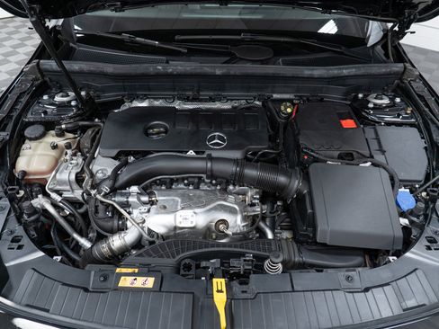 Used 2022 Mercedes-Benz GLB 250 250 4MATIC image 9