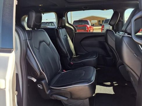 Used 2025 Chrysler Pacifica Limited FWD image 12