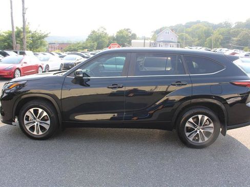 Used 2024 Toyota Highlander XLE FWD image 5