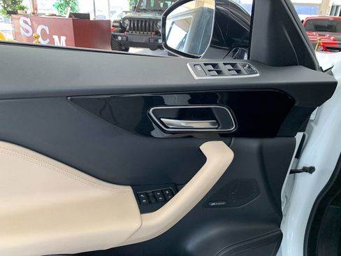 Used 2019 Jaguar F-PACE Premium image 28