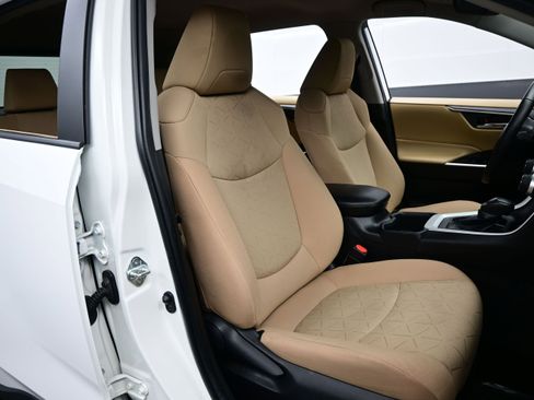 Used 2022 Toyota RAV4 XLE w/ XLE Grade Weather Package AWD/4WD image 14