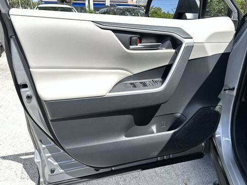 Used 2019 Toyota RAV4 XLE Premium FWD image 13