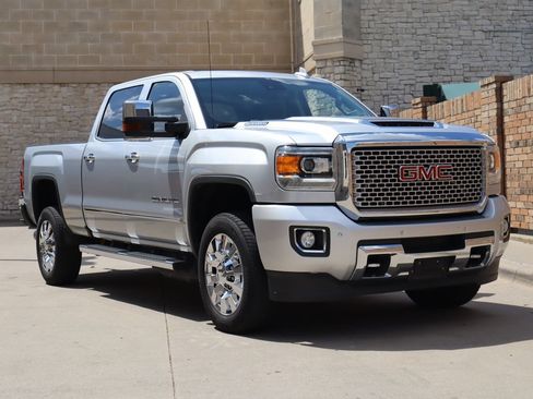 Used 2017 GMC Sierra 2500 Denali w/ Duramax Plus Package AWD/4WD image 2