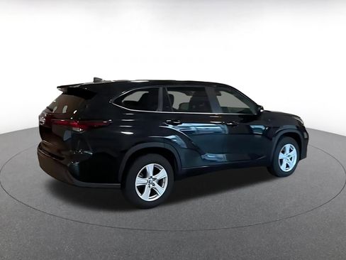 Used 2025 Toyota Highlander LE FWD image 12