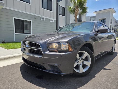 Used 2014 Dodge Charger SE RWD image 1