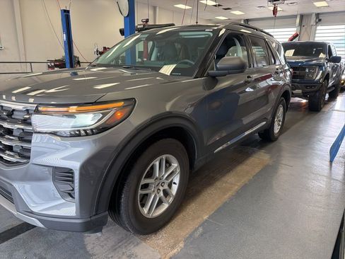 Used 2025 Ford Explorer Active AWD/4WD image 4