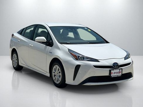 Used 2020 Toyota Prius LE FWD image 3