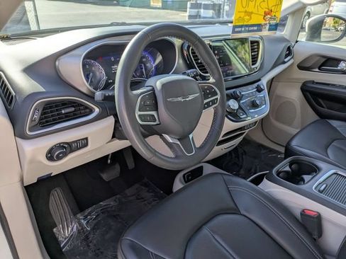 Used 2023 Chrysler Pacifica Touring-L FWD image 15