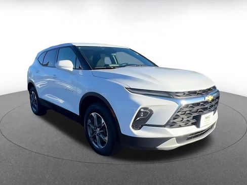 Used 2025 Chevrolet Blazer LT FWD image 3