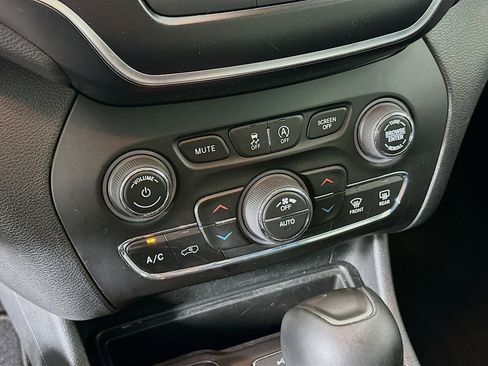 Used 2019 Jeep Cherokee Latitude Plus w/ Comfort/Convenience Group image 22