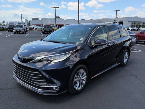 Certified 2023 Toyota Sienna Limited FWD image 3