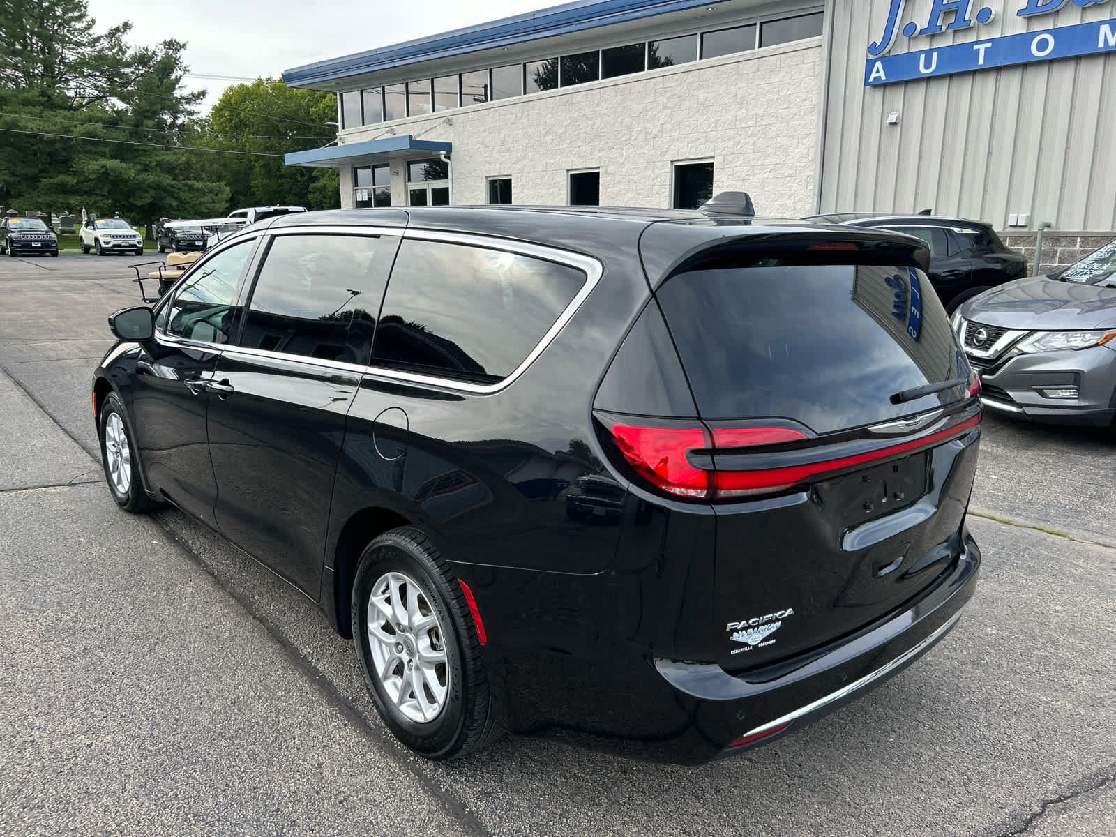 Used 2023 Chrysler Pacifica Touring FWD image 5