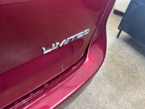 Used 2018 Chrysler Pacifica Limited w/ Tire & Wheel Group FWD image 5