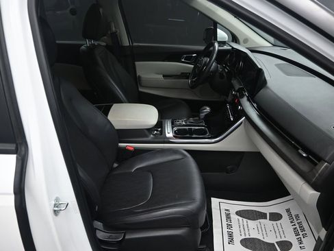 Used 2024 Kia Carnival EX image 39