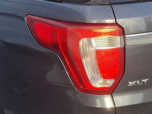 Used 2017 Ford Explorer XLT image 7
