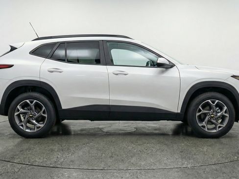 Used 2025 Chevrolet Trax LT w/ LT Convenience Package FWD image 11