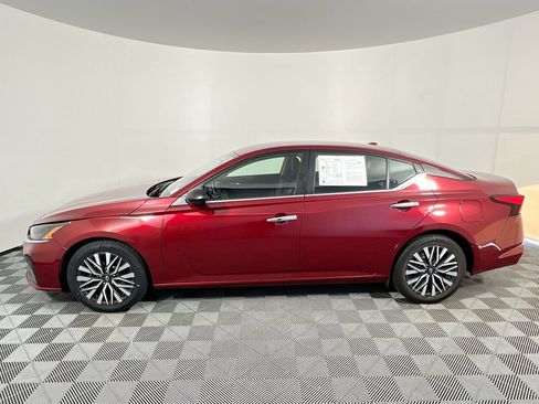 Used 2024 Nissan Altima 2.5 SV FWD image 6