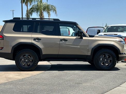 Used 2025 Lexus GX 550 image 3