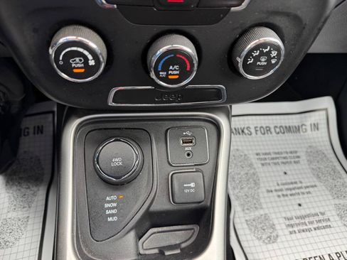 Used 2018 Jeep Compass Latitude AWD/4WD image 27