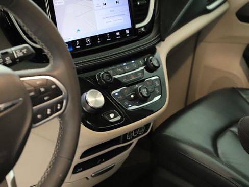 Used 2022 Chrysler Pacifica Touring-L w/ Uconnect Theater Family Group AWD/4WD image 18