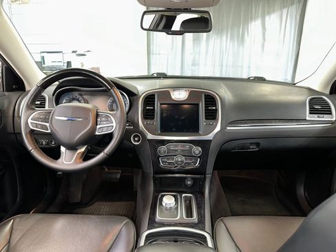 Used 2018 Chrysler 300 Limited image 27