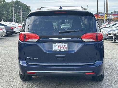 Used 2017 Chrysler Pacifica Touring-L w/ Tire & Wheel Group FWD image 5