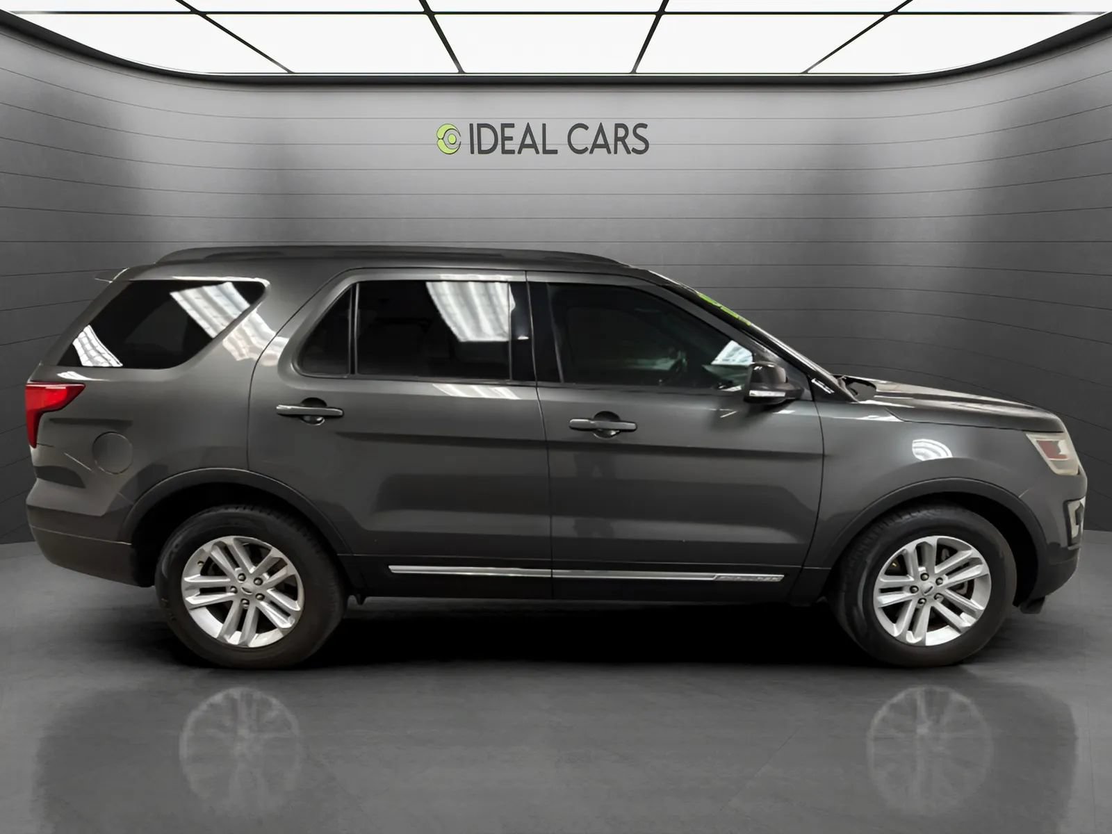 Used 2017 Ford Explorer XLT w/ Equipment Group 201A FWD image 4
