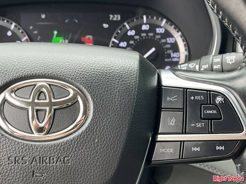 Certified 2021 Toyota Highlander XLE FWD image 24
