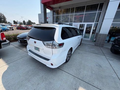 Used 2013 Toyota Sienna SE FWD image 6