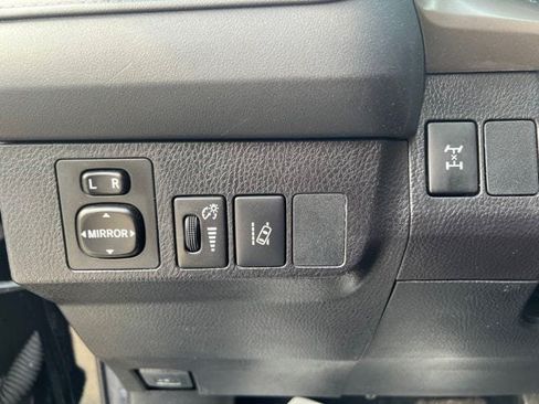 Used 2018 Toyota RAV4 LE AWD/4WD image 18