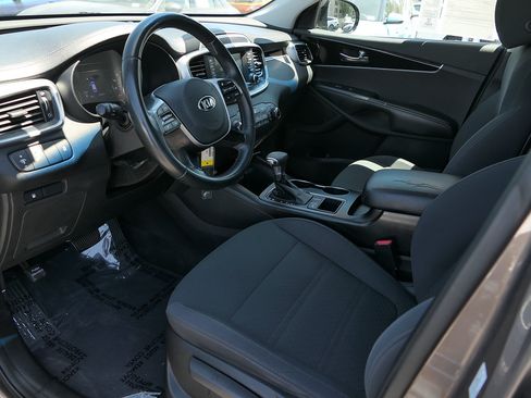 Used 2019 Kia Sorento FWD image 10