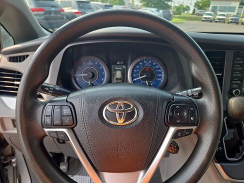 Used 2020 Toyota Sienna LE FWD image 22