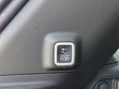 Used 2022 Jeep Grand Cherokee Overland w/ Luxury Tech Group IV image 15