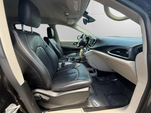 Used 2018 Chrysler Pacifica Touring-L FWD image 16