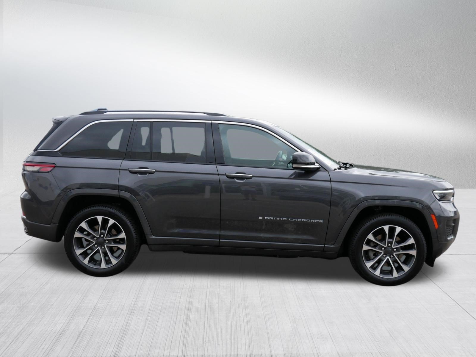 Used 2023 Jeep Grand Cherokee Overland w/ Luxury Tech Group IV AWD/4WD image 8