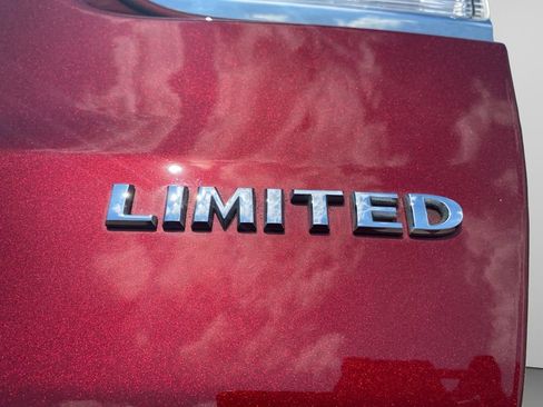 Used 2022 Jeep Grand Cherokee Limited w/ Tech Group AWD/4WD image 17
